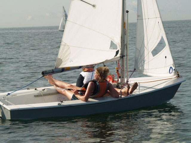 Mädchen und Jungs segeln häufig gemischt. © RügenFisch Cadet Worlds