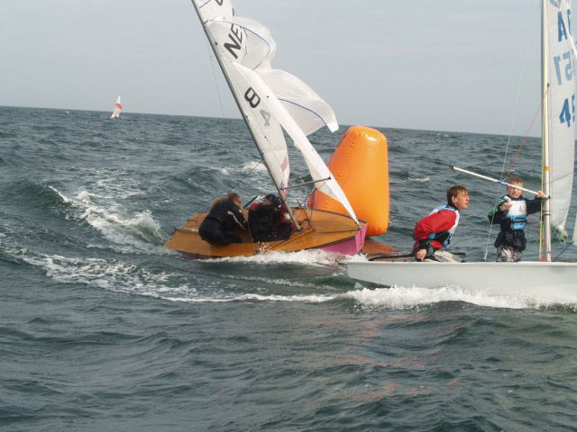 Das holländische Team in pink an der Halsentonne des klassischen Dreiecks. © RügenFisch Cadet Worlds