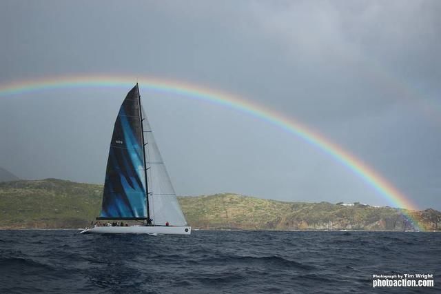 Bei der Caribbean 600 Regatta platziert sich `Med Spirit´ unter einem Regenbogen vor der Karibik-Insel St Martin. Ansonsten setzten sich... © Tim Wright