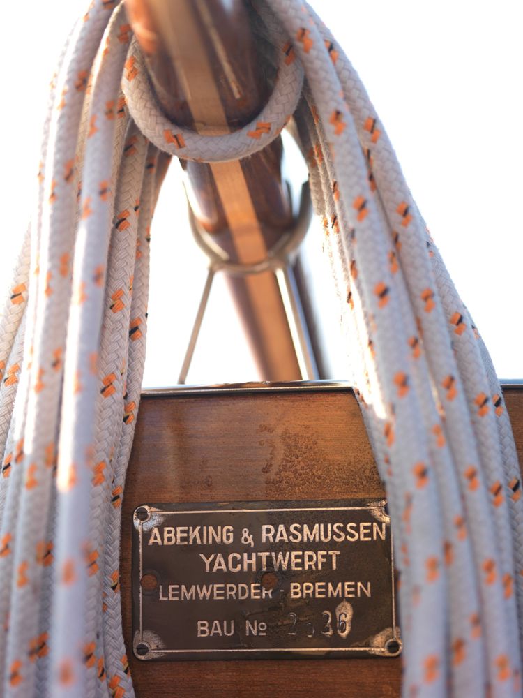 So eine Plakette hat nicht jeder: Pasch entstand 1929 bei der angesehenen bremischen Werft Abeking & Rasmussen in Lemwerder als Baunummer 2526 für den Hamburger Reeder Erich F. Laeisz  © Ulli Seer