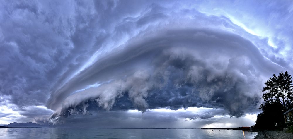 Höchste Zeit, Land zu gewinnen. Diese Wolke türmte sich Anfang Juli 2011 über dem Chiemsee. Den bald einsetzenden Sturm und Hagel überstanden Boot, Hund und Seer zum Glück © Florian Werner / LOOK