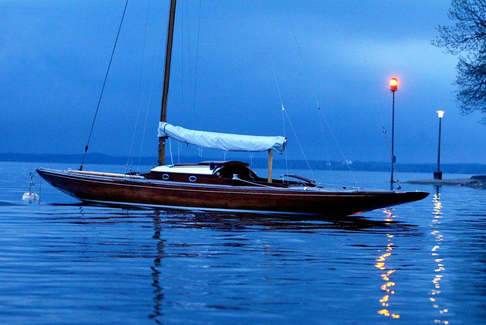 Ruhe vor dem Sturm. Wenn an den alpennahen Seen die Lichter angehen, ist das Boot am bewähren Liegeplatz am besten aufgehoben  © Ulli Seer