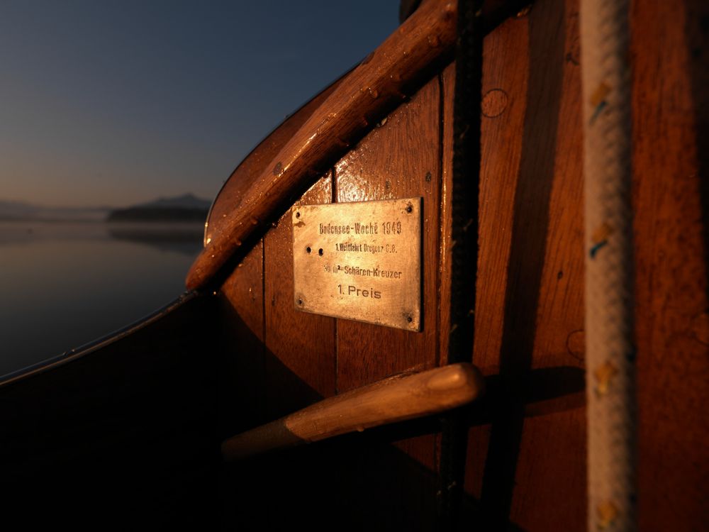 Die Plakette erinnert an die 55 Jahre, als das berühmte Boot `Elch´ hieß und von Ernst Häusler auf dem Bodensee gesegelt wurde  © Ulli Seer