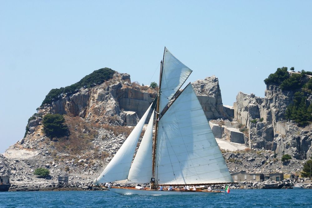 ...Der Zwölfer ist der älteste, der noch mit Gaffelrigg segelt... © Rolex/Borlenghi