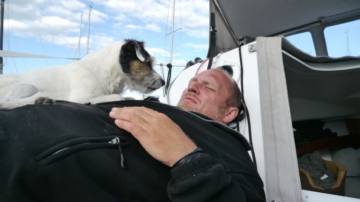 Hund Polly leistet dem Skipper Gesellschaft... © Digger Hamburg