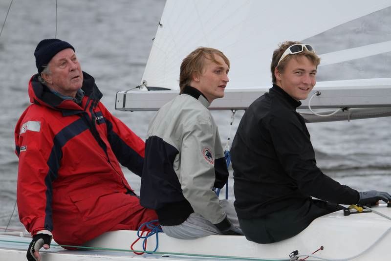 Klaus Libor segelt mit den 470er-Heitzig-Brüdern auf Platz vier.