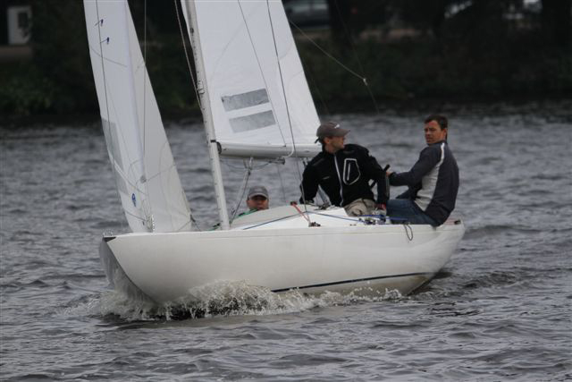 ...sieht der Skipper nicht richtig entspannt aus. Aber Jörg hat die Taktik im Griff...© Peter Kähl