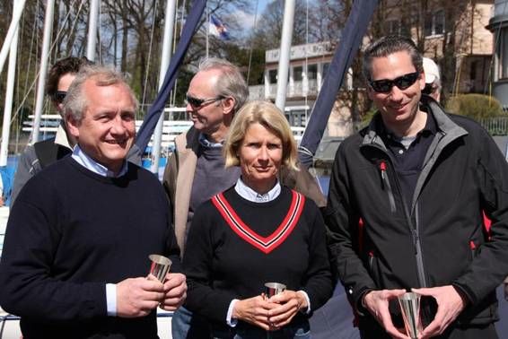 ...Die Deutschen Drachen Meister von 2011 dominieren die Frühjahrsregatta auf der Alster... © Peter Kähl