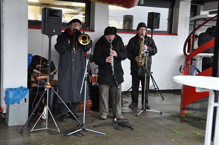 ...am Lübecker Yacht spielt sogar eine Jazzband tapfer auf. 100 Männer...