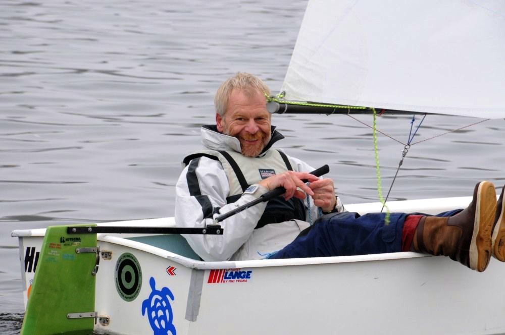 ...Entspannter segelte der beste Grufty Meno Bülow au Platz zwei... © Walter Beetz