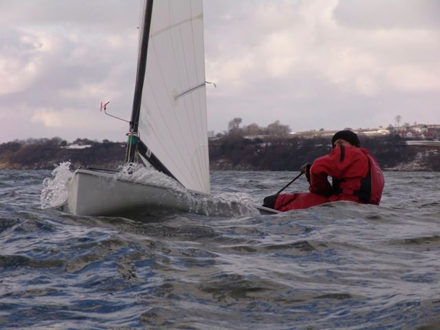 ...beim harten Kampf mit Welle und Wind vor Sonderborg, wird den überwiegend 16- bis 20-Jährigen Seglern schnell warm... © Johnsen