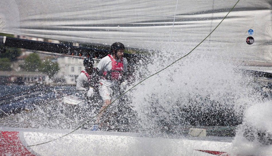 Bei starkem Wind ab Mitte der Woche segelte Alinghi stark, büßte aber durch den Crash mit Gäbler viele Punkte ein.  © Lloyd Images