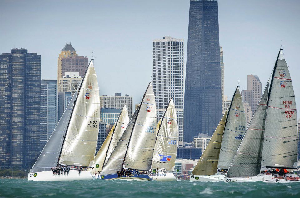 Die Flotte der 20 Farr 40 vor Chicago. © Rolex / Kurt Arrigo