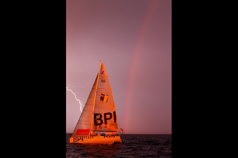 ...Blitz und Regenbogen zeichnen sich am Himmel ab... © Courcoux-Marmara/Le Figaro
