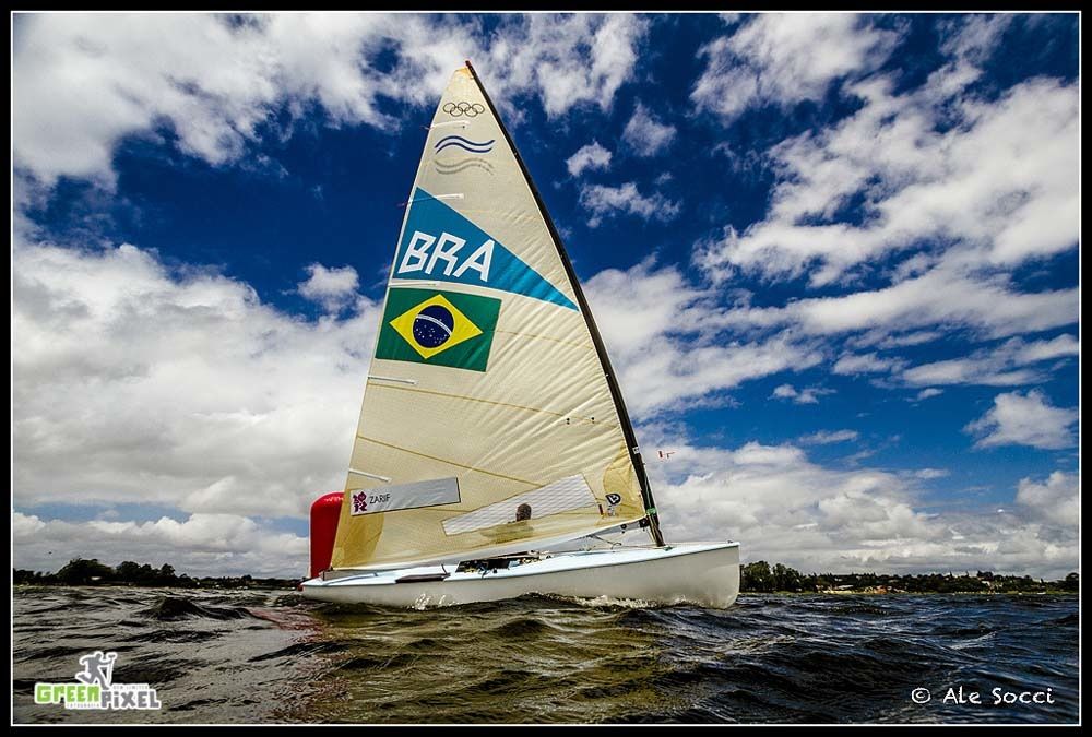 Das brasilianische Olympia-Finn auf heimischem Gewässer. © Ale Socci, www.greenpixel.com.br