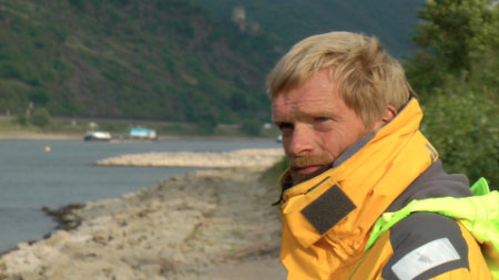 Andreas Gabriel mit seinem Markenzeichen, der gelben Musto-Jacke. Der Mann... © SegelReporter.com