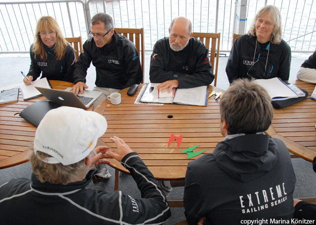 ...Protestverhandlung vor dem Chief Umpire Ewan McEwan (mitte). Nach der limitierten Wiedergutmachung war Gäbler schwer genervt. Aber vorher...  © Marina Könitzer