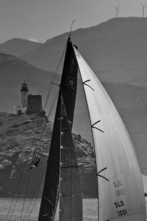 Die Europa-Yacht vor dem Giraglia Leuchttum. Rolex / Carlo Borlenghi