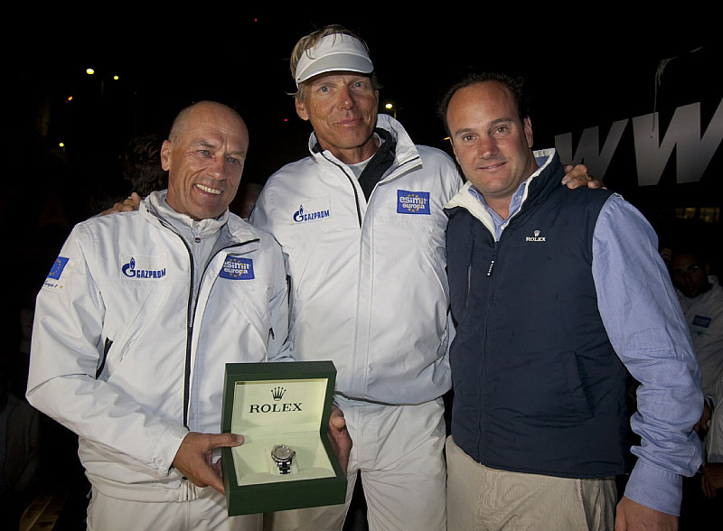 ...Direkt nach dem Zieleinlauf präsentiert Rolex Mann Lionel Schurch der Sieger-Crew die neue Uhr... Rolex / Carlo Borlenghi