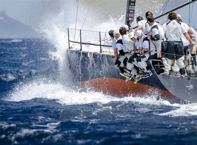 ...Karol Jablonski (auf der Kante hinten mit Kappe) puscht das Boot als Taktiker...  © Rolex / Kurt Arrigo
