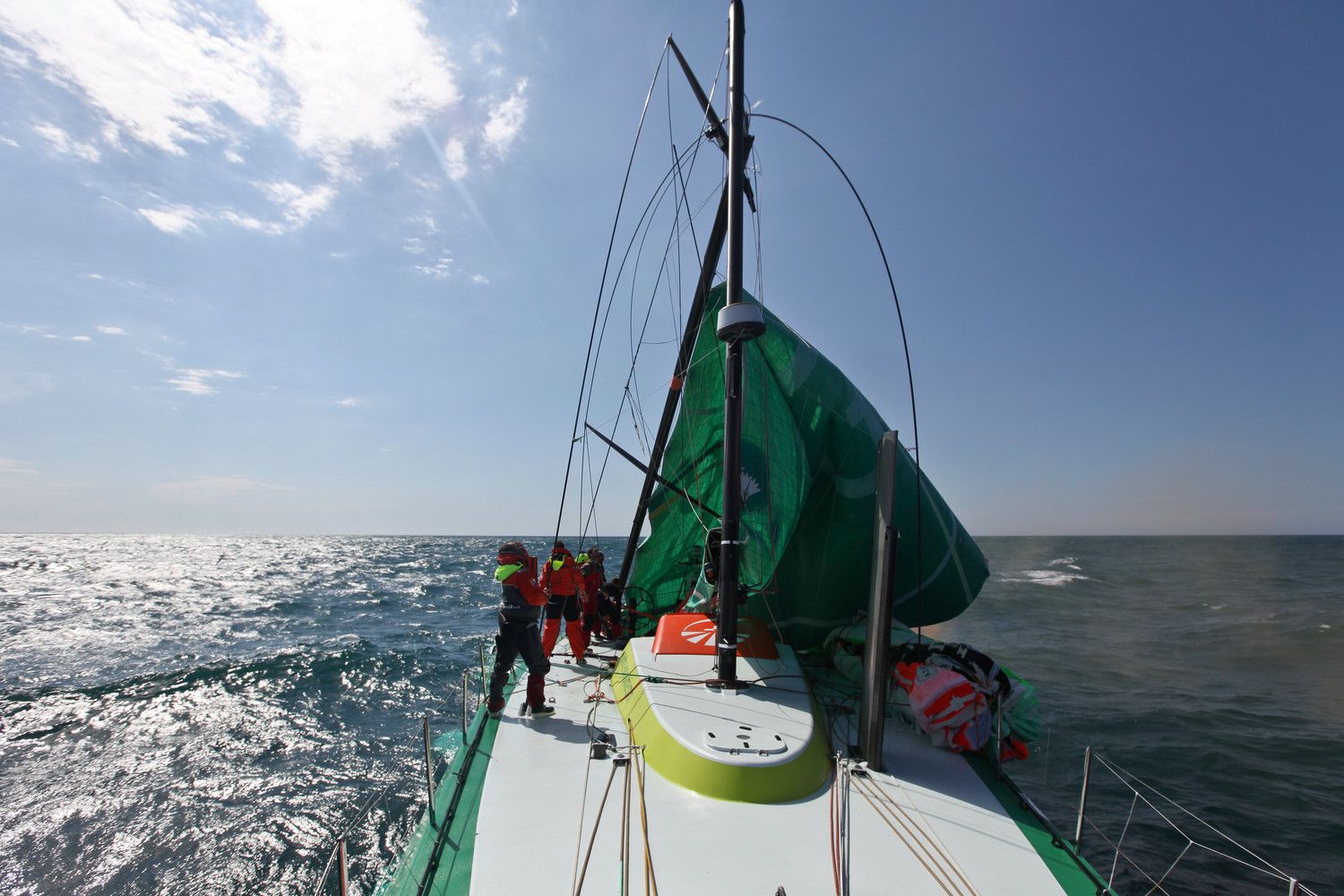 Der Mast ist schwer zu stabilisieren für ein Notrigg, da die erste Saling fehlt. © Yann Riou/Groupama Sailing Team/Volvo Ocean Race
