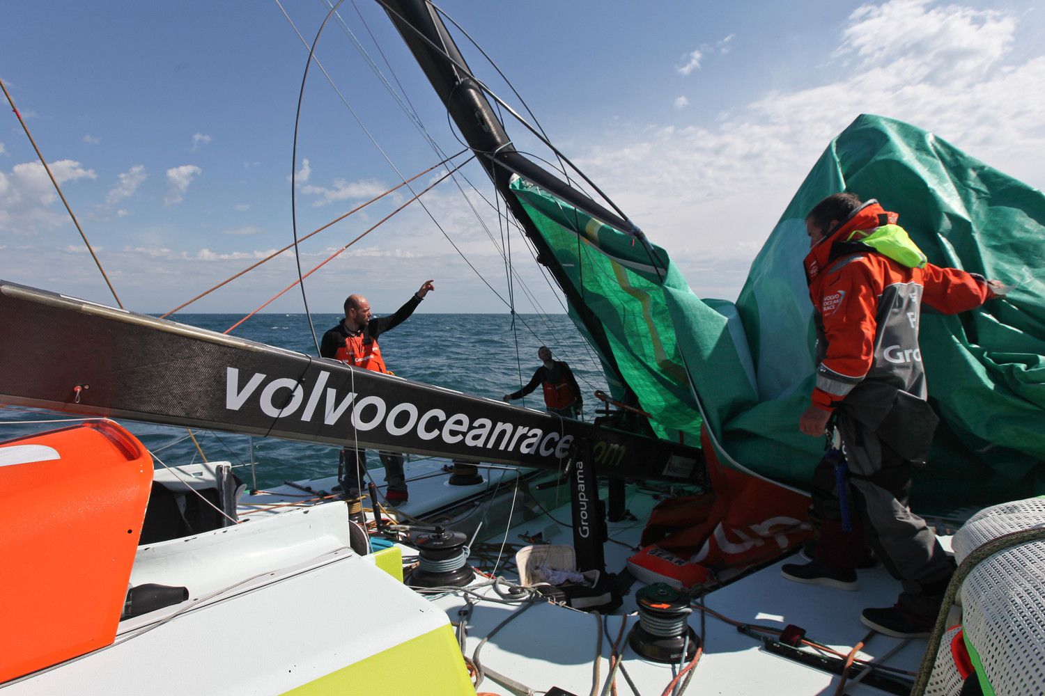 Chaos an Deck nachdem das Rigg zusammengefallen ist.  © Yann Riou/Groupama Sailing Team/Volvo Ocean Race