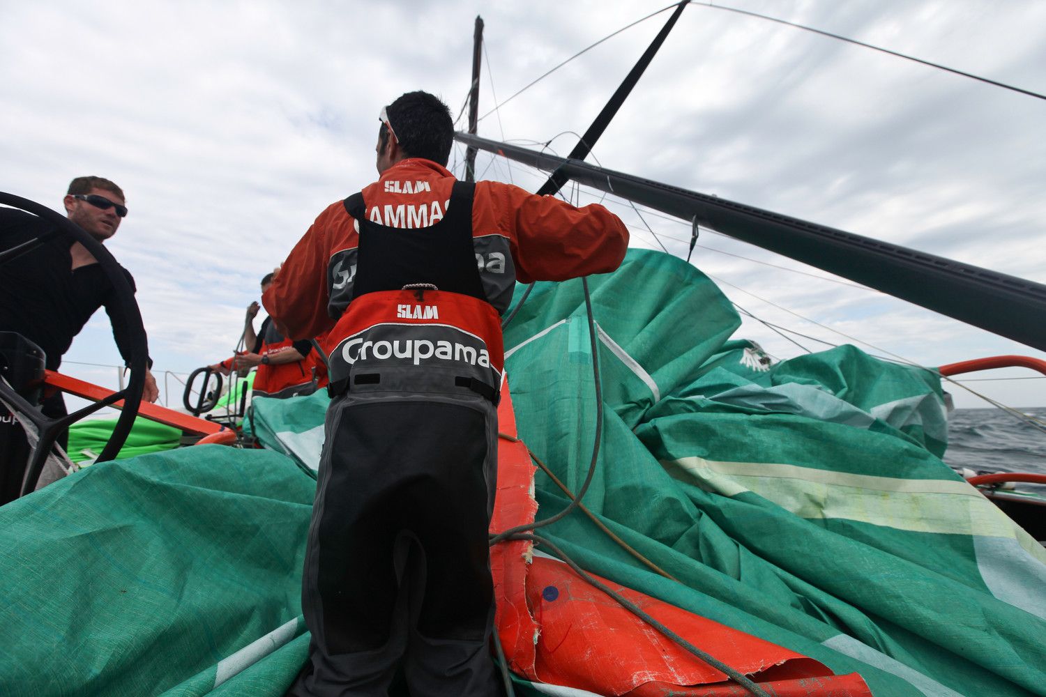 Skipper Franck Cammas koordiniert die Aufräumarbeiten. © Yann Riou/Groupama Sailing Team/Volvo Ocean Race