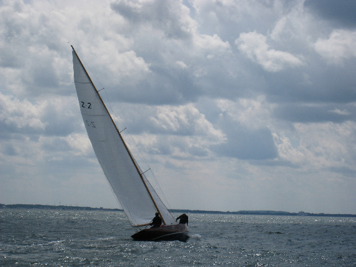Bei gemischter Bewölkung und etwas mehr Wind kommt das generös besegelte Boot an seine Grenzen. © Britta Rosehr