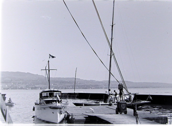 Auftakeln des neuen Bootes 1934 in Horgen am Zürichsee. Der Mast ist damals von einer Saling, Diamond und Jumpstag gesichert.