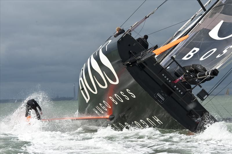 Es ist nicht einfach für Thompson, sich auf dem glitschigen Kiel zu halten. Wenn das Boot... © lloydimages.com