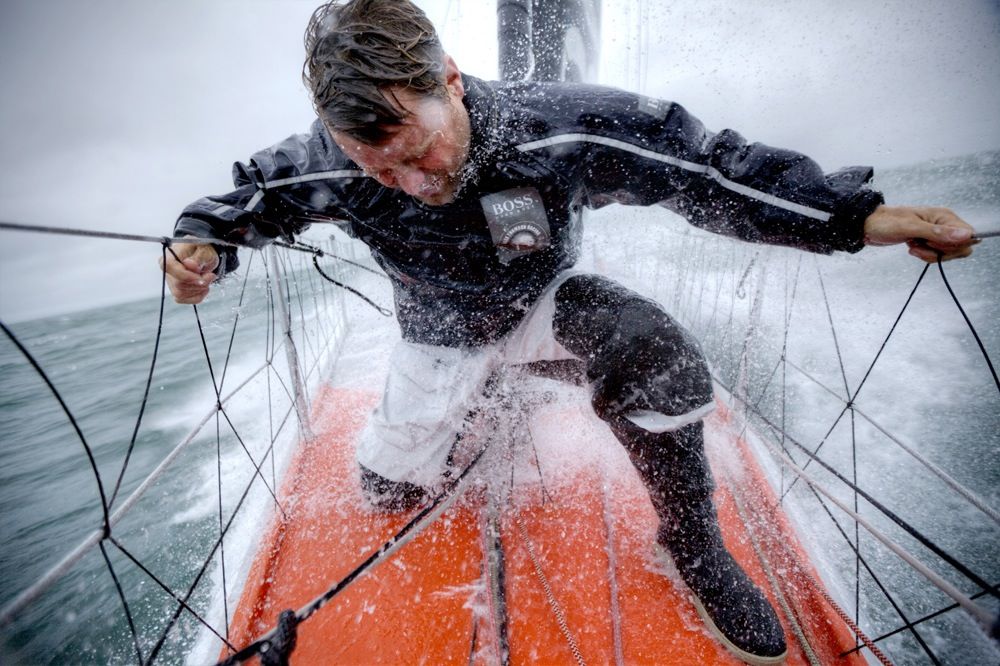 Alex Thomson in Aktion auf dem Vorschiff. © Christophe Launay