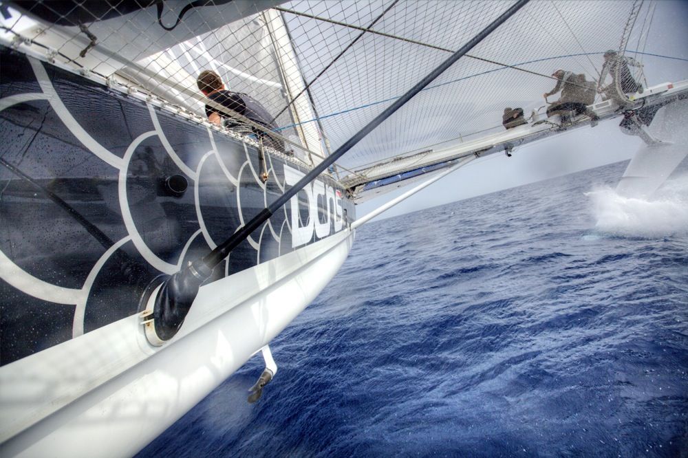 Die Crew steuert das Schiff vom Luvschwimmer.  © Christophe Launay, sealaunay.com