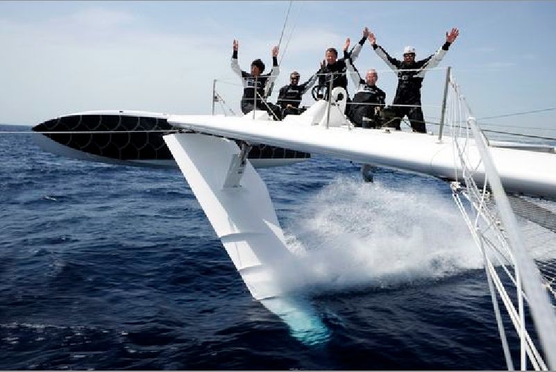 Jetzt will die Crew auch über Rekorde in rauherem Wasser jubeln. © Hydroptère