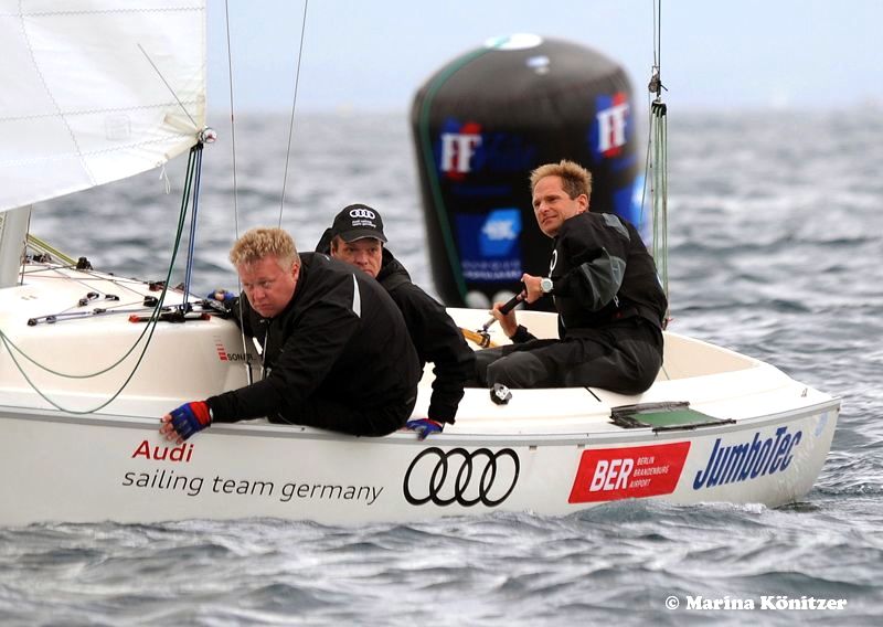 Jens Kroker schebt sich mit seiner Crew auf den letzten Zentimetern... © Marina Könitzer