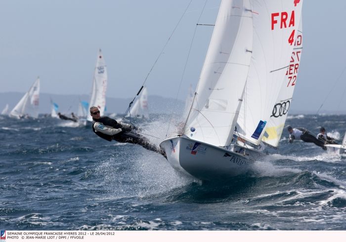 ...Im Windschatten der ganz Großen segeln die Juniorinnen Bachmann/Panuschka auf Platz 16. © JM Liot / DPPI / FFvoile