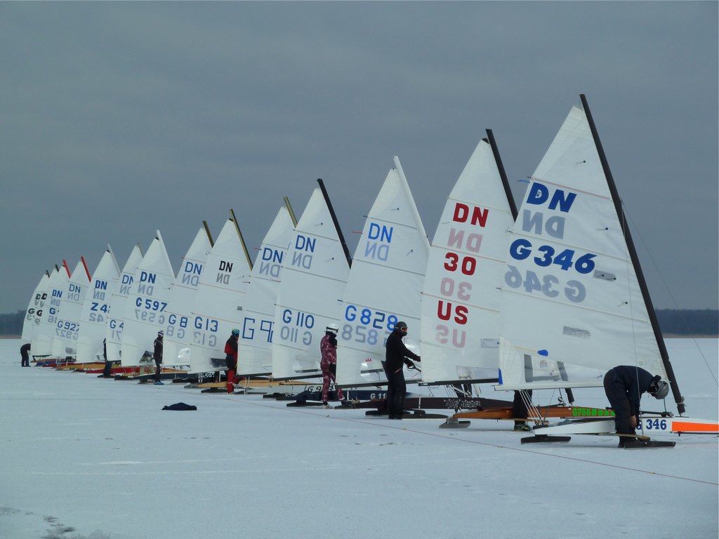 Das IDM-Feld der DN-Schlitten auf dem Steinhuder Meer macht sich startklar für eines der sieben Rennen, nachdem... © rohrssen