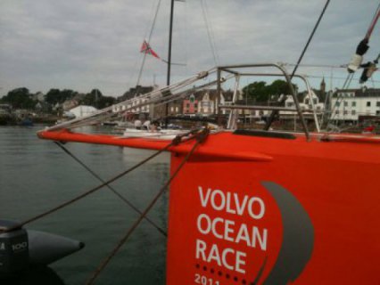 Die NRV Flagge weht auf der Iskareen hinter der Groupama Trainingsyacht für das Volvo Ocean Race (ex Ericsson 4). © SegelReporter.com