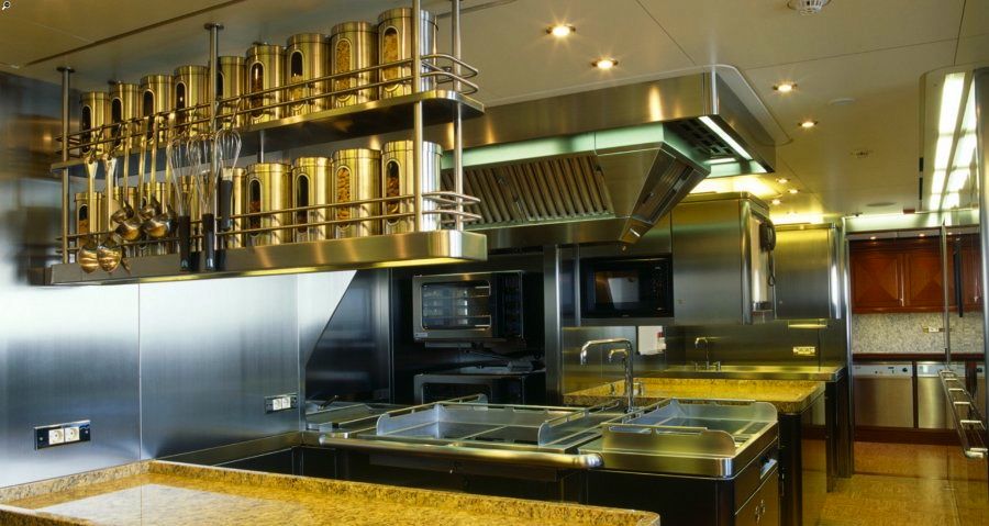 Noch beeindruckender als der 120 qm Maschinenraum der`Athena´ ist die Pantry. Da kriegen alle ihre Essen gleichzeitig. © Royal Huisman