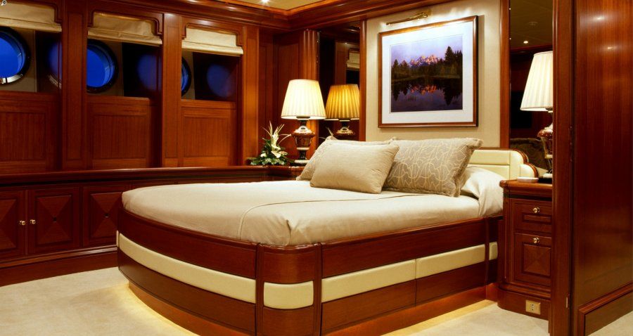 `Athena´ bietet auch in den Gästenkajüten Pullman Komfort mit King- und Queen Size Betten © Royal Huisman