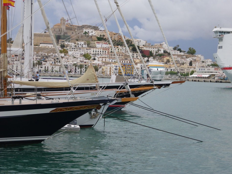 Ein Teil der Jongert Flotte in der neuen Marina Ibiza. 13 Yachten, die jeweils nicht unter drei Millionen Euro zu haben sind, starten bei der 24. Club Yachting Life Rallye. Am ersten von drei Tagen wird auch um die Wette gesegelt. Auf der... .   © SegelReporter.com