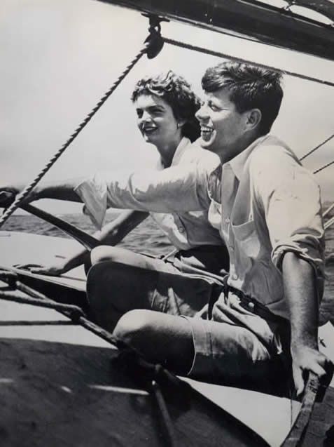 Can it tip over, honey? Sure, but it won't happen today. Die Journalistin Jacqueline Bouvier und der junge Senator John F. Kennedy 1953 beim Segeln vor Cape Cod © JFK Library
