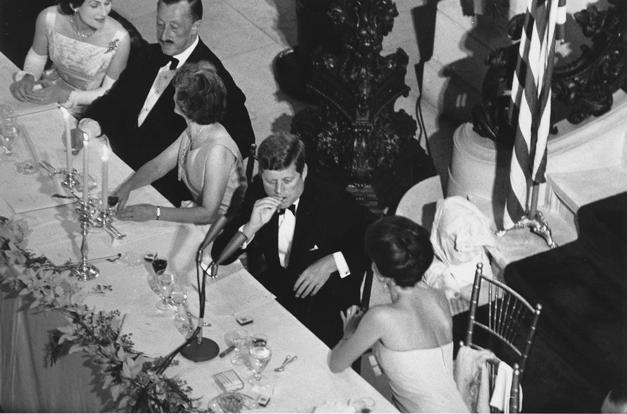 Präsident John F. Kennedy mit seiner Frau Jacqueline (rechts) im Hotel The Breakers/Newport beim Dinner am Vorabend des America's Cup, wo er seine von Seglern gern erinnerte Rede hielt © Cecil Stoughton/John F. Kennedy Library