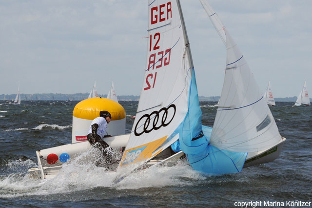 Die Junioren Weltmeisterinnen Victoria Jurczok und Josephine Bach segeln stärker bei leichtem Wind, kämpften sich aber durch. Hier haben sie Probleme an der Leetonne... © Marina Könitzer