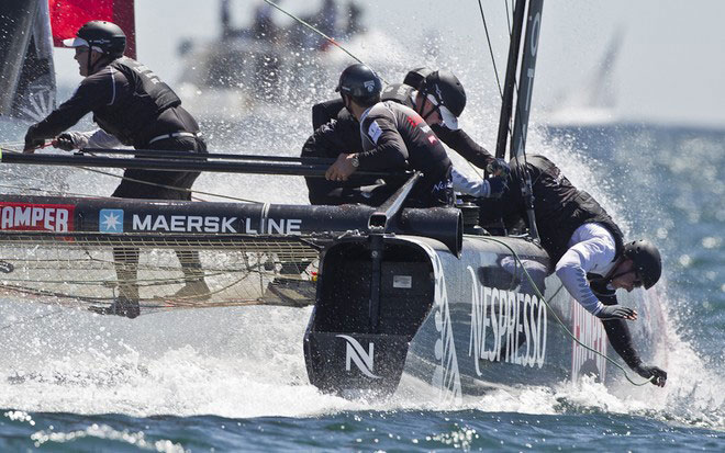 Team New Zealand Vorschiffsmann Winston MacFarlane wird beim Abfallen durch die Fliehkraft über Bord geschleudert... © Carlo Borlenghi/NESPRESSO