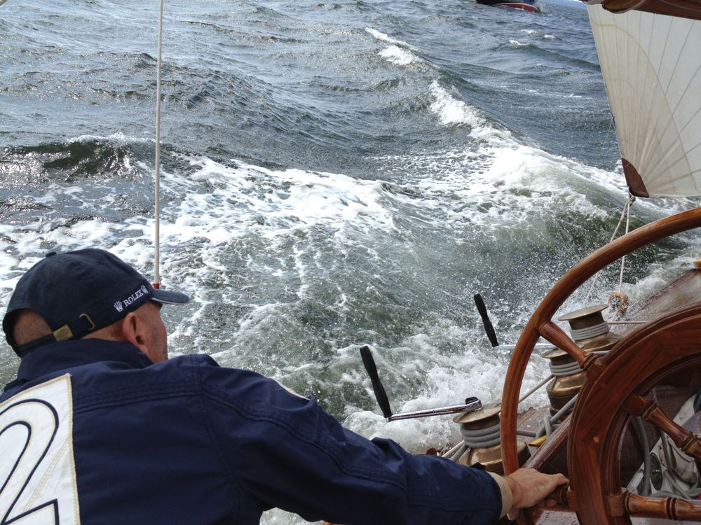...Wir können auch ohne Tricks segeln. `Trivia´ schäumte in den ersten fünf Rennen an die Spitze... © SegelReporter.com