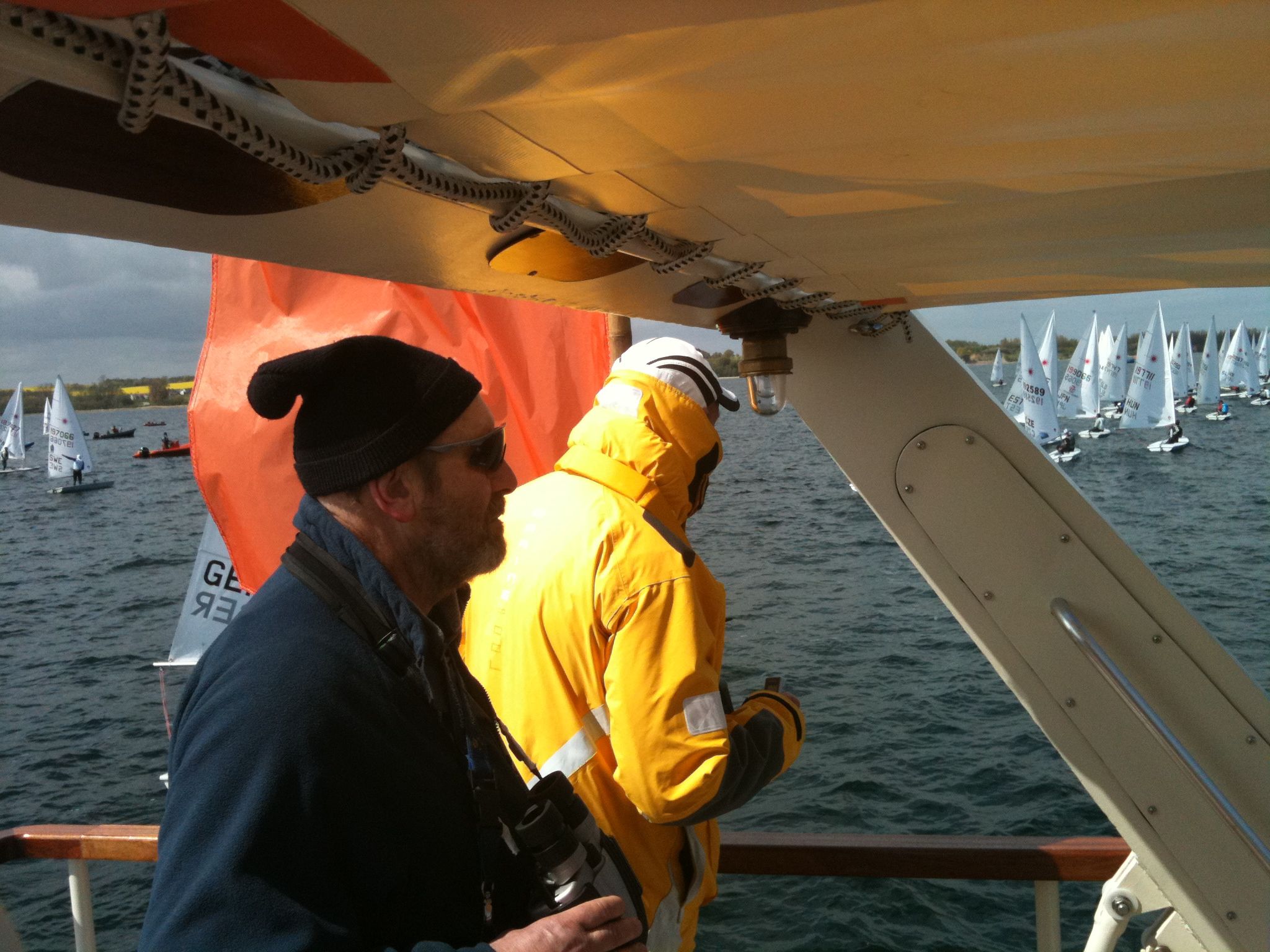 Auf dem Startschiff sieht der langjährige britische Klassenpräsident Jeff Martin nach dem Rechten.   © SegelReporter.com
