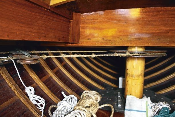 Funktioniert im Prinzip wie eine moderne Rollanlage: der Ljungström Mast wird unter Deck per einer Endlosleine gedreht © Jens Augustinsson
