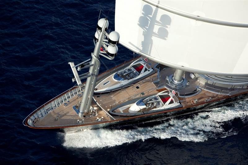 Das Dyna-Rigg soll unter Segeln schon 25 Knoten erreicht haben. Die zehn Meter Tender ruhen auf dem Vorschiff. © Maltese Falcon