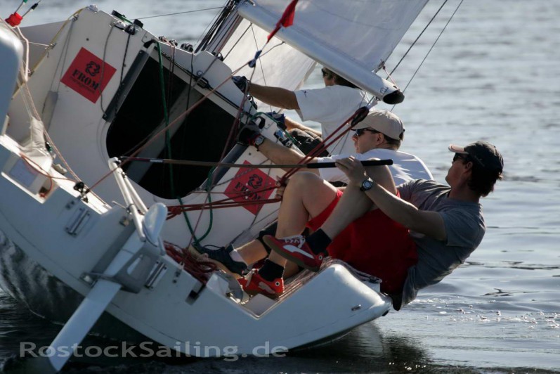 Bei Schwachwind funktionieren unsere Rollwenden exzellent. Das Crewgewicht nahe am 87,5 Durchschnitt-Limit hilft dabei. Dennoch... © rostocksailing.de