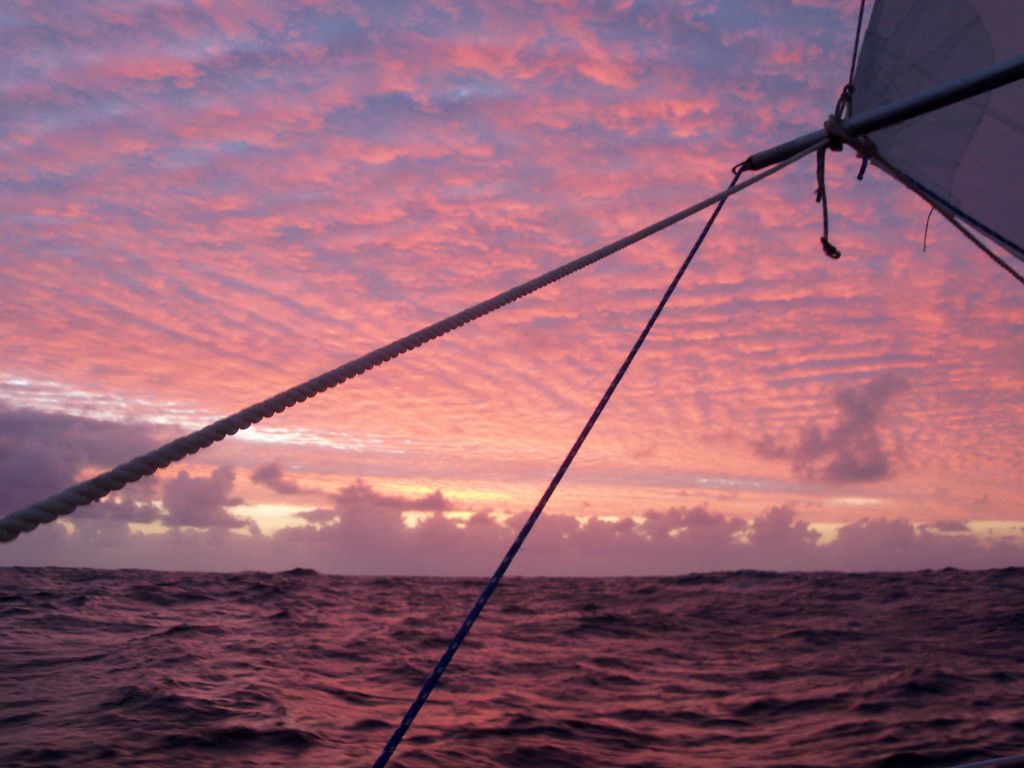 ...und segelte unter prächtig angestrahltem Himmel... © M. Rutherford
